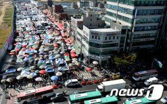 발디딜틈 없는 모란민속장