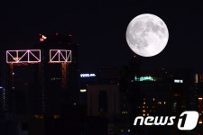 서울 하늘에 슈퍼문이 떴다