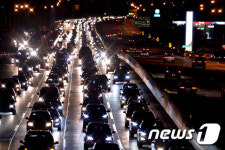 꽉 막힌 고속도로 서울로 가는 길