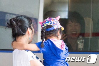 역귀경하는 어르신 '손녀딸 배웅에 활짝'