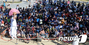 연휴 마지막날... 화성행궁 찾은 시민들