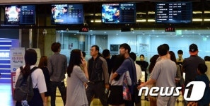 연휴 마지막 날 극장 찾은 시민들
