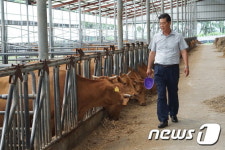 [미래형농가를 찾아서-전북]소 17마리로 첫걸음, 가난을 물리치다