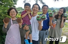 [미래형농가를 찾아서-경북]‘황금송이버섯’ 한우물로 30대에 이룬 부농 꿈