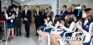 학생들에게 박수받는 황교안 총라