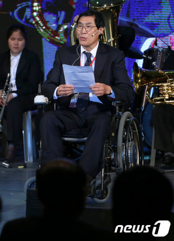 인사말하는 김충현 위원장