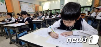 경필쓰기에 집중하는 대광초 어린이들