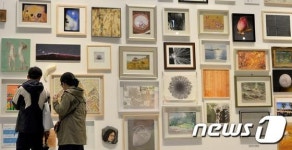 수원시립미술관 개막전 관람하는 시민들