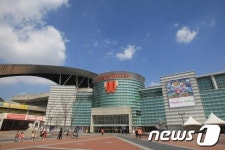 롯데마트 광주월드컵점, 땅 짚고 헤엄치기 장사(종합)