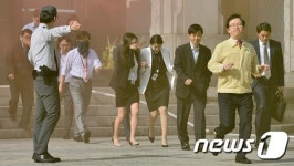 한국은행내구내식당 - 남구 문현금융로 25 | 대피하는 한국은행 직원들