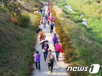 전주 아중천 걸으며 힐링…우아 2동 주민걷기대회
