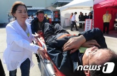 응급환자 옮기는 인명구조반