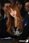 EXID 하니, 쇼장에서 멍하니~