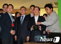 드론 비행 체험하는 박원순 시장