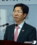 떠나는 말 하는 김재춘 차관
