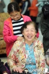 함박 웃음 짓는 할머니