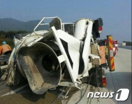 “과속 방지턱 피하려다”…남원서 레미콘 차량 전복