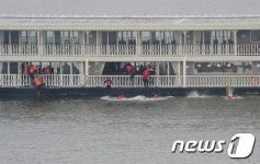 해상 사고시 구명조끼 입고 뛰어 내리세요