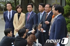 국제교육원에서 기자회견하는 野 교문위