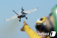 레이건호서 이륙하는 F-18 전투기