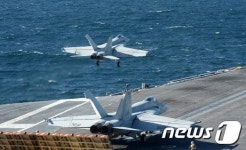 레이건호서 이륙하는 F-18 전투기