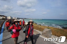 제주 월정리 해안 걷는 올레꾼들