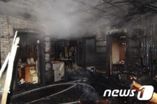 수원 단독주택 불…50대 정신지체장애 남매 화상