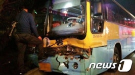 김제 통학버스, 신호대기 차량 2대 추돌 6명 중·경상
