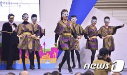 당당한 시니어 모델의 워킹