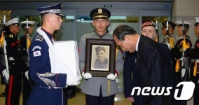 한국땅 밟은 英 6.25 참전용사 유해