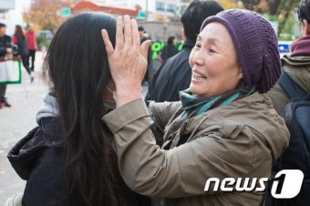 수험생 손녀 격려하는 할머니