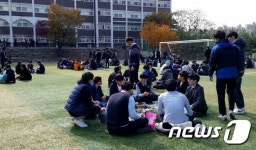 따뜻한 수능...운동장에서 즐기는 점심시간의 짧은 휴식