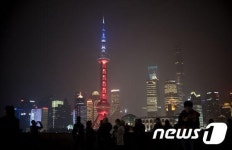 [사진] 프랑스 국기 색깔로 바뀐 동방명주