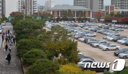 입시전략설명회에 주차장된 운동장