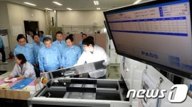 LED 산업현장 찾은 문재인 대표