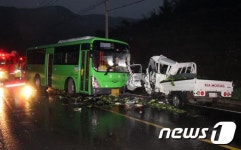 영덕서 노선버스와 1톤 화물차 충돌 4명 사상
