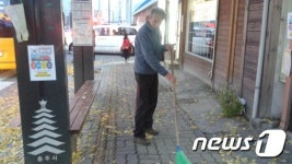 새벽 거리 청소하는 노인회장…충주 용산동 황문환씨