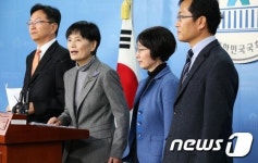 기자회견하는 조은 위원장