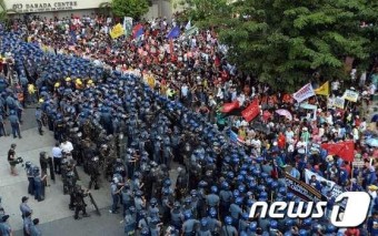필리핀 경찰, APEC 반대 시위대 물대포 진압