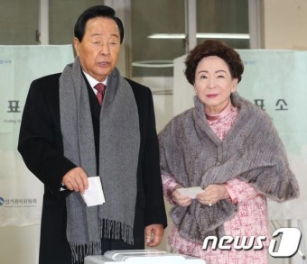 김영삼 전 대통령 서거...손명순 여사와 투표