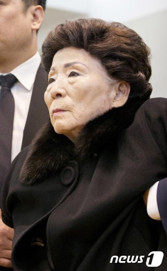 부축 받으며 빈소 들어서는 손명순 여사