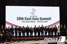 [사진] 동아시아정상회의서 나라히 선 정상들