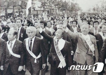 직선제 개헌 요구 가두행진 하는 김영삼 전 대통령