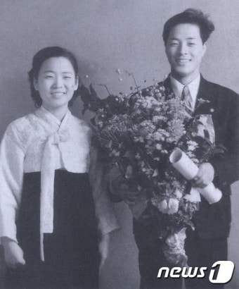 서울대 졸업 당시 김영삼 전 대통령-손명순 여사의 모습