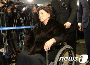빈소로 향하는 손명순 여사