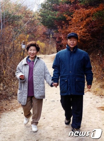 손명순여사와 산책하는 김영삼 전 대통령