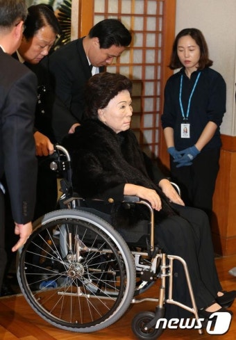 빈소 들어서는 손명순 여사