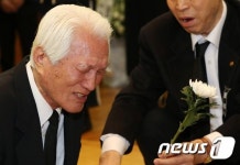 오열하는 최형우 전 내무장관