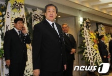 조문객 배웅하는 새누리당 김무성 대표