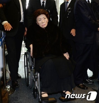 빈소 들어가는 손명순 여사